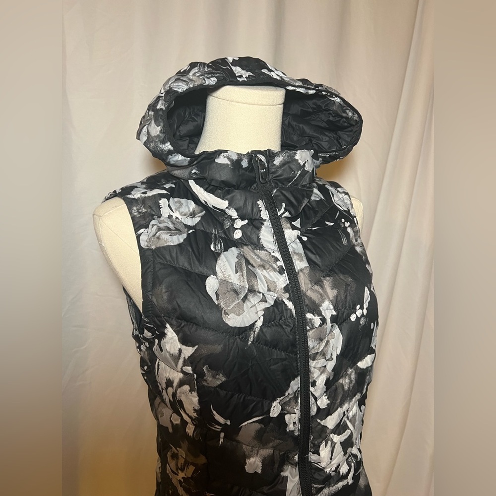 Lole Black Winter Bloom Hooded Down Vest | XS - Picture 3 of 14